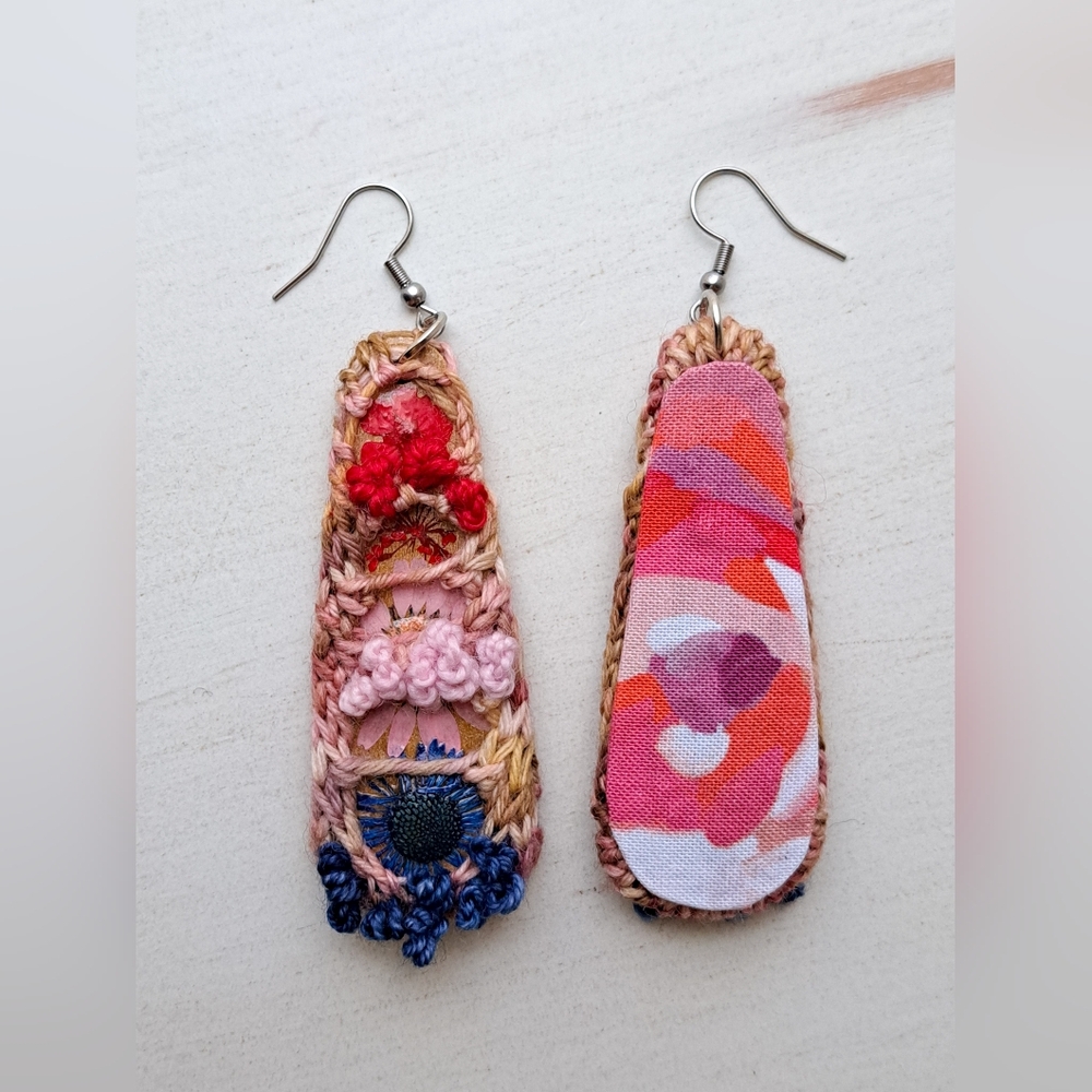 Teardrop Hand Knitted and Embroidered Earrings with Dry Flowers Colorful Cotton - Picture 13 of 16